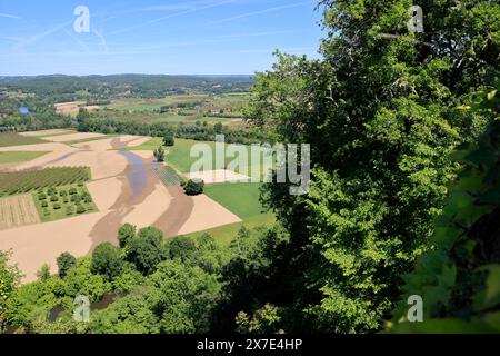 Il fiume Dordogna scorre attraverso i terreni agricoli del Périgord Noir nel sud-ovest della Francia. Agricoltura, agricoltura mista, acqua, irrigazione. Périgord, Dord Foto Stock