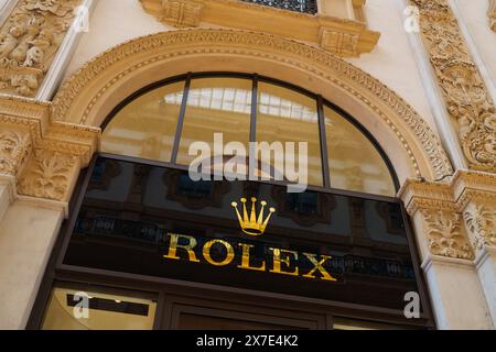 Milano, Italia - 24.04.2024: La vetrina Rolex si trova presso la galleria dello shopping nel centro di Milano, Galleria Vittorio Emanuele Foto Stock