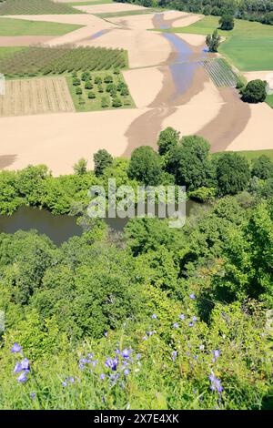 Il fiume Dordogna scorre attraverso i terreni agricoli del Périgord Noir nel sud-ovest della Francia. Agricoltura, agricoltura mista, acqua, irrigazione. Périgord, Dord Foto Stock