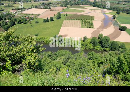 Il fiume Dordogna scorre attraverso i terreni agricoli del Périgord Noir nel sud-ovest della Francia. Agricoltura, agricoltura mista, acqua, irrigazione. Périgord, Dord Foto Stock