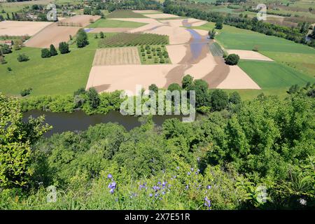 Il fiume Dordogna scorre attraverso i terreni agricoli del Périgord Noir nel sud-ovest della Francia. Agricoltura, agricoltura mista, acqua, irrigazione. Périgord, Dord Foto Stock