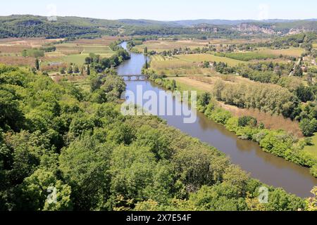 Il fiume Dordogna scorre attraverso i terreni agricoli del Périgord Noir nel sud-ovest della Francia. Agricoltura, agricoltura mista, acqua, irrigazione. Périgord, Dord Foto Stock