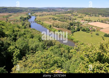 Il fiume Dordogna scorre attraverso i terreni agricoli del Périgord Noir nel sud-ovest della Francia. Agricoltura, agricoltura mista, acqua, irrigazione. Périgord, Dord Foto Stock