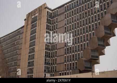 Tunisi, Tunisia. 15 maggio 2024. L'architettura in stile brutalista degli anni '1970 dell'Hotel du Lac, con una particolare forma a piramide invertita e scale a sbalzo, attende il suo destino a Tunisi. (Credit Image: © John Wreford/SOPA Images via ZUMA Press Wire) SOLO PER USO EDITORIALE! Non per USO commerciale! Foto Stock