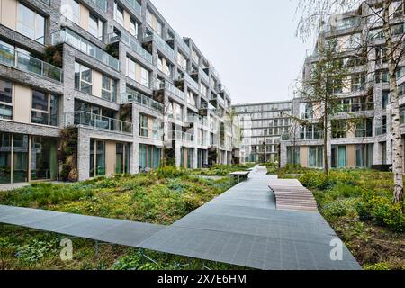 Paesi Bassi, Amsterdam - 6 aprile 2024: Design moderno di un edificio di appartamenti nel nuovo quartiere della città di Sausalitolaan Foto Stock