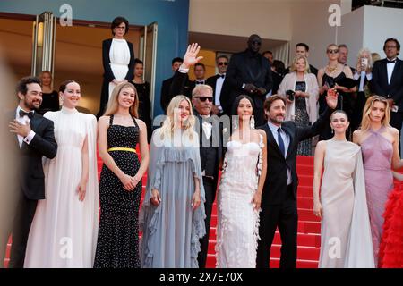 Cannes, Francia. 19 maggio 2024. CANNES, FRANCIA - 19 MAGGIO: (L-R) Alejandro Edda, Hayes Costner, Jena Malone, Georgia MacPhail, Sienna Miller, Kevin Costner, Was Chief, Ella Hunt, Abbey Lee Kershaw alla première di "Horizon: an American Saga" al 77° Festival annuale di Cannes al Palais des Festivals il 19 maggio 2024 a Cannes, Francia. CAP/GOL © GOL/Capital Pictures credito: Capital Pictures/Alamy Live News Foto Stock