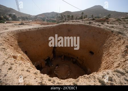 Antiche abitazioni troglodite berbere sotterranee a Matmata, Tunisia Foto Stock