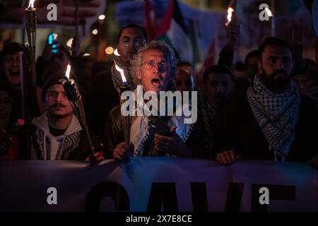 Istanbul, Turchia. 18 maggio 2024. L'attivista francese e professore di diritto internazionale Frank Romano (C) si unì alla marcia. La Fondazione umanitaria per i diritti e le libertà umani (IHH) ha organizzato una marcia di fronte alla Moschea di Santa Sofia a Piazza Eminonu con lo slogan "stiamo marciando con le torce per la fine dell'occupazione e la libertà della Palestina”. I manifestanti che portavano modelli del presidente degli Stati Uniti Joe Biden e del primo ministro israeliano Benjamin Netanyahu hanno reagito agli attacchi di Israele a Gaza con slogan. (Foto di Onur Dogman/SOPA Images/Sipa USA) credito: SIPA USA/Alamy Live News Foto Stock