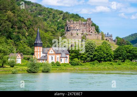 Castello di Reichenstein a Trechtingshausen sulla riva del Reno in Renania-Palatinato, Germania. La valle del Reno è una famosa destinazione turistica per i romantici Foto Stock