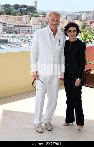 Cannes, Francia. 20 maggio 2024. Il regista STATUNITENSE Kevin Costner (L) posa con il ministro della cultura francese Rachida dati dopo aver ricevuto il premio Chevalier de l'Ordre des Arts et des Lettres, a margine della 77a edizione del Festival di Cannes a Cannes, Francia meridionale, il 19 maggio 2024. Foto di JP Pariente/Pool/ABACAPRESS. COM credito: Abaca Press/Alamy Live News Foto Stock