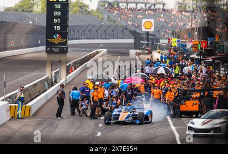 Indianapolis, Stati Uniti. 19 maggio 2024. INDIANAPOLIS, INDIANA - 19 MAGGIO: Kyle Larson guida durante il "Fast 12" durante le qualifiche per l'Indy 500 2024 all'Indianapolis Motor Speedway il 18 maggio 2024 a Indianapolis, Indiana. Crediti: Jeremy Hogan/Alamy Live News Foto Stock