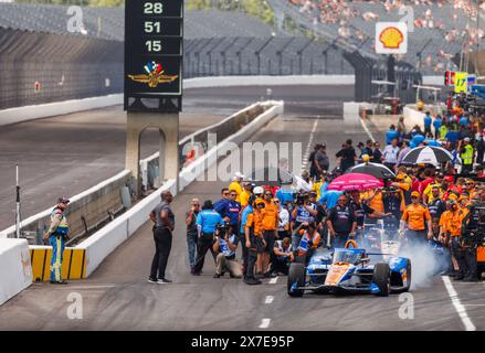 Indianapolis, Stati Uniti. 19 maggio 2024. INDIANAPOLIS, INDIANA - 19 MAGGIO: Kyle Larson guida durante il "Fast 12" durante le qualifiche per l'Indy 500 2024 all'Indianapolis Motor Speedway il 18 maggio 2024 a Indianapolis, Indiana. Crediti: Jeremy Hogan/Alamy Live News Foto Stock