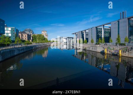 Reichstag, Paul-Loebe-Haus e Marie-Elisabeth-Lueders-Haus si riflettono nella Sprea all'alba, Berlino, Germania Foto Stock