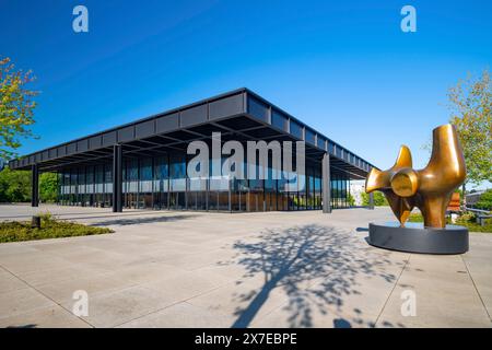 New National Gallery, architetto Mies van der Rohe, scultura in bronzo The Archer, Henry Moore e Broken Obelisk di Barnett Newman, Tiergarten, Berlino Foto Stock