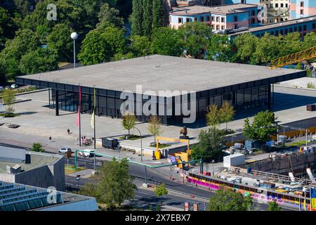 New National Gallery, architetto Mies van der Rohe, scultura in bronzo The Archer, Henry Moore e Broken Obelisk di Barnett Newman, Tiergarten, Berlino Foto Stock