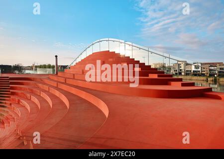 Olanda, Amsterdam - 8 aprile 2024: Il circolo di Tennis IJburg progettato da MVRDV. Posti a sedere in stile sbiancante a gradini sul tetto Foto Stock