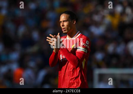 Virgil van Dijk di Liverpool applaude i tifosi alla fine della partita di Premier League Liverpool vs Wolverhampton Wanderers ad Anfield, Liverpool, Regno Unito, 19 maggio 2024 (foto di Craig Thomas/News Images) Foto Stock