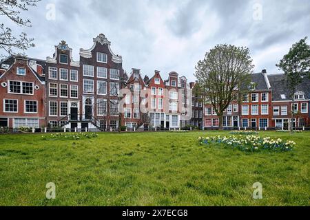 Paesi Bassi, Amsterdam - 10 aprile 2024: Veduta del quartiere Begijnhof. Il Begijnhof è uno dei più antichi cortili interni della città Foto Stock