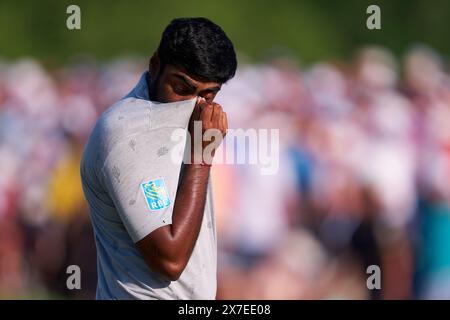 Sahit Theegala degli Stati Uniti celebra il suo uccellino nella 18ma buca durante il quarto round del campionato PGA 2024 al Valhalla Golf Club il 1° maggio Foto Stock