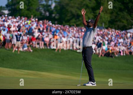 Sahit Theegala degli Stati Uniti celebra il suo uccellino nella 18ma buca durante il quarto round del campionato PGA 2024 al Valhalla Golf Club il 1° maggio Foto Stock