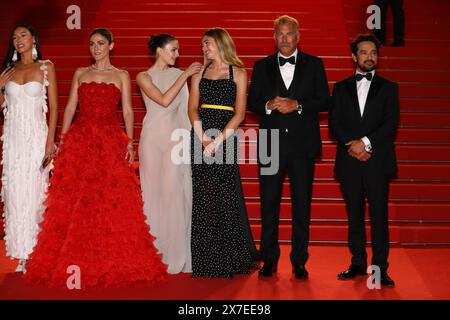 19 maggio 2024, Cannes, Costa azzurra, Francia: Il cast e la troupe partono dal tappeto rosso prima della proiezione di "Horizon: An American Saga" al 77° Festival annuale di Cannes al Palais des Festivals di Cannes, Francia (Credit Image: © Mickael Chavet/ZUMA Press Wire) SOLO USO EDITORIALE! Non per USO commerciale! Foto Stock