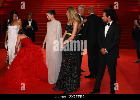 19 maggio 2024, Cannes, Costa azzurra, Francia: Il cast e la troupe partono dal tappeto rosso prima della proiezione di "Horizon: An American Saga" al 77° Festival annuale di Cannes al Palais des Festivals di Cannes, Francia (Credit Image: © Mickael Chavet/ZUMA Press Wire) SOLO USO EDITORIALE! Non per USO commerciale! Foto Stock