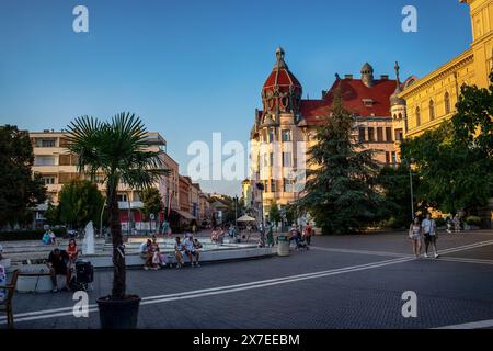 Centro città di Szeged durante la sera d'estate. Palazzo Ungar Mayer sullo sfondo. Foto di alta qualità Foto Stock
