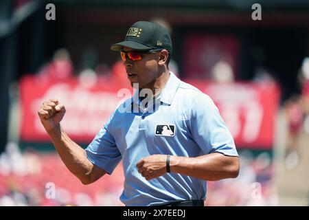 St. Louis, Stati Uniti. 19 maggio 2024. Il primo arbitro di base Jeremie Rehak segnala che il battitore dei Boston Red Sox Jarren Duran è fuori nel terzo inning durante una partita con i St. Louis Cardinals al Busch Stadium di St. Louis domenica 19 maggio 2024. Foto di Bill Greenblatt/UPI credito: UPI/Alamy Live News Foto Stock