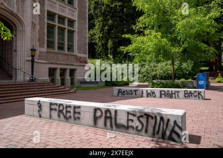 Seattle, Stati Uniti. 19 maggio 2024, Seattle, Washington, Stati Uniti: graffiti recita ''Palestina libera'' su una panchina di cemento vicino all'accampamento di protesta pro-Palestina nella cosiddetta ''Università popolare per la zona liberata di Gaza'' dopo che i manifestanti hanno raggiunto un accordo con l'amministrazione nel Quad del campus dell'Università di Washington a Seattle, Washington, USA, domenica 19 maggio, 2024. venerdì è stato annunciato che i manifestanti avevano raggiunto un accordo con l'università per porre fine all'accampamento dopo quasi un mese di protesta. Al suo apice, l'accampamento aveva più di 130 tende. Crediti: ZUMA Press, Foto Stock