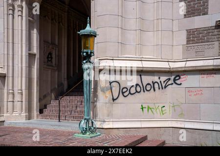 Seattle, Stati Uniti. 19 maggio 2024, Seattle, Washington, Stati Uniti: graffiti recita ''Decolonize'' e ''escalate 4 Gaza'' sulla Raitt Hall vicino all'accampamento di protesta pro-Palestina nella cosiddetta ''Popular University for Gaza Liberated zone'' dopo che i manifestanti hanno raggiunto un accordo con l'amministrazione nel Quad del campus dell'Università di Washington a Seattle, Washington, USA, domenica 19 maggio, 2024. venerdì è stato annunciato che i manifestanti avevano raggiunto un accordo con l'università per porre fine all'accampamento dopo quasi un mese di protesta. Al suo apice, l'accampamento aveva più di 130 tende. Credito Foto Stock