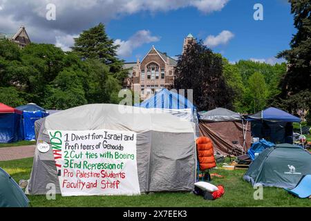 Seattle, Stati Uniti. 19 maggio 2024, Seattle, Washington, Stati Uniti: Circa il 60% degli accampamenti di protesta studentesca rimane nella cosiddetta ''Università popolare per la zona liberata di Gaza'' dopo che i manifestanti hanno raggiunto un accordo con l'amministrazione nel Quad del campus dell'Università di Washington a Seattle, Washington, USA, domenica 19 maggio, 2024. venerdì è stato annunciato che i manifestanti avevano raggiunto un accordo con l'università per porre fine all'accampamento dopo quasi un mese di protesta. Al suo apice, l'accampamento aveva più di 130 tende. Crediti: ZUMA Press, Inc./Alamy Live News Foto Stock