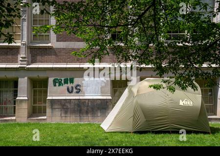 Seattle, Stati Uniti. 19 maggio 2024, Seattle, Washington, USA: Graffiti su Raitt Hall vicino all'accampamento di protesta pro-Palestina nella cosiddetta "Università popolare per la zona liberata di Gaza" dopo che i manifestanti hanno raggiunto un accordo con l'amministrazione nel Quad del campus dell'Università di Washington a Seattle, Washington, USA, domenica 19 maggio, 2024. venerdì è stato annunciato che i manifestanti avevano raggiunto un accordo con l'università per porre fine all'accampamento dopo quasi un mese di protesta. Al suo apice, l'accampamento aveva più di 130 tende. Crediti: ZUMA Press, Inc./Alamy Live News Foto Stock