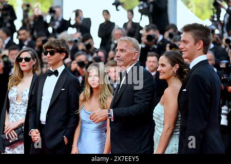 (Da L a R) Lily Costner, Hayes Costner, Grace Avery Costner, Kevin Costner, Annie Costner e Cayden Wyatt Costner partecipano al Red Carpet "Horizon: An American Saga" al 77° Festival annuale di Cannes al Palais des Festivals il 19 maggio 2024 a Cannes, Francia. Foto di Franck Castel/ABACAPRESS. COM Foto Stock