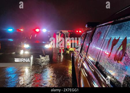 Verzegan, Iran. 20 maggio 2024. Squadre mediche e di soccorso dalla città iraniana di Verzegan arrivano al sito dell'incidente dopo che uno degli elicotteri del convoglio del presidente iraniano Raisi si si è schiantato dopo l'inaugurazione di una diga sul confine insieme al presidente azero Ilham Aliyev nel distretto di Jabrayil in Azerbaigian domenica 19 maggio 2024. Foto di Islamic Republic News Agency IRNA/ credito: UPI/Alamy Live News Foto Stock