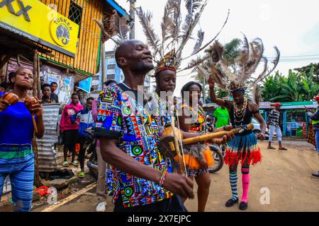 17 maggio 2024, Nairobi, KENYA: NAIROBI, KENYA - 17 MAGGIO: I ballerini della Rapala Dance Crew si esibiscono durante uno spettacolo di strada per aiutare a mobilitare i residenti e creare consapevolezza sui rischi dell'ipertensione il 17 maggio 2024 a Nairobi, Kenya. La giornata mondiale dell'ipertensione viene celebrata ogni anno per sensibilizzare il pubblico sul rischio di ipertensione e sulle sue misure preventive. Oggi, il Young Health Program, un'iniziativa di sensibilizzazione NCD implementata da Plan International Kenya, ha segnato questa giornata conducendo attività porta a porta a Kibera. Il team coinvolse Rapala Dancers che si riunì a mobil Foto Stock