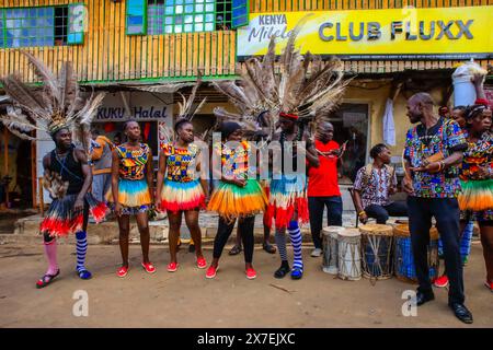 17 maggio 2024, Nairobi, KENYA: NAIROBI, KENYA - 17 MAGGIO: I ballerini della Rapala Dance Crew si esibiscono durante uno spettacolo di strada per aiutare a mobilitare i residenti e creare consapevolezza sui rischi dell'ipertensione il 17 maggio 2024 a Nairobi, Kenya. La giornata mondiale dell'ipertensione viene celebrata ogni anno per sensibilizzare il pubblico sul rischio di ipertensione e sulle sue misure preventive. Oggi, il Young Health Program, un'iniziativa di sensibilizzazione NCD implementata da Plan International Kenya, ha segnato questa giornata conducendo attività porta a porta a Kibera. Il team coinvolse Rapala Dancers che si riunì a mobil Foto Stock