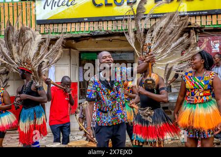 17 maggio 2024, Nairobi, KENYA: NAIROBI, KENYA - 17 MAGGIO: I ballerini della Rapala Dance Crew si esibiscono durante uno spettacolo di strada per aiutare a mobilitare i residenti e creare consapevolezza sui rischi dell'ipertensione il 17 maggio 2024 a Nairobi, Kenya. La giornata mondiale dell'ipertensione viene celebrata ogni anno per sensibilizzare il pubblico sul rischio di ipertensione e sulle sue misure preventive. Oggi, il Young Health Program, un'iniziativa di sensibilizzazione NCD implementata da Plan International Kenya, ha segnato questa giornata conducendo attività porta a porta a Kibera. Il team coinvolse Rapala Dancers che si riunì a mobil Foto Stock