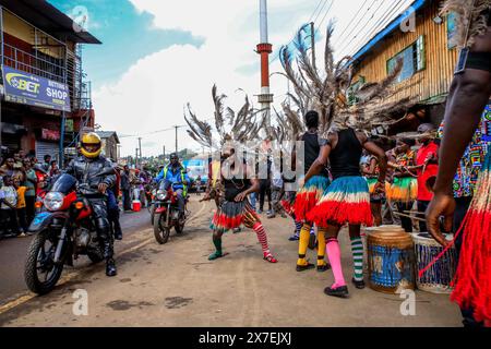 17 maggio 2024, Nairobi, KENYA: NAIROBI, KENYA - 17 MAGGIO: I ballerini della Rapala Dance Crew si esibiscono durante uno spettacolo di strada per aiutare a mobilitare i residenti e creare consapevolezza sui rischi dell'ipertensione il 17 maggio 2024 a Nairobi, Kenya. La giornata mondiale dell'ipertensione viene celebrata ogni anno per sensibilizzare il pubblico sul rischio di ipertensione e sulle sue misure preventive. Oggi, il Young Health Program, un'iniziativa di sensibilizzazione NCD implementata da Plan International Kenya, ha segnato questa giornata conducendo attività porta a porta a Kibera. Il team coinvolse Rapala Dancers che si riunì a mobil Foto Stock