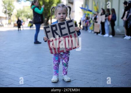 Odessa, Ucraina. 19 maggio 2024. Una bambina tiene un cartello durante la manifestazione non tacere. Uccisioni in cattività in via Deribasovskaja, i parenti e gli amici dei prigionieri di guerra ucraini ancora una volta chiedono di non dimenticare che i soldati ucraini, compresi i difensori di Mariupol, rimangono in cattività russa e sono detenuti sul territorio della Federazione russa. Credito: SOPA Images Limited/Alamy Live News Foto Stock