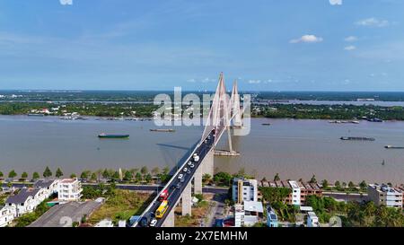 Vista aerea del ponte Rach Mieu, attraversa il fiume Tien, collega Tien Giang con Ben tre, ponte strallato sul delta del Mekong, traffico di barche sull'acqua, veicolo acceso Foto Stock