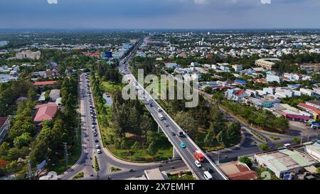 Vista aerea del ponte Rach Mieu, attraversa il fiume Tien, collega Tien Giang con Ben tre, ponte strallato sul delta del Mekong, traffico di barche sull'acqua, veicolo acceso Foto Stock