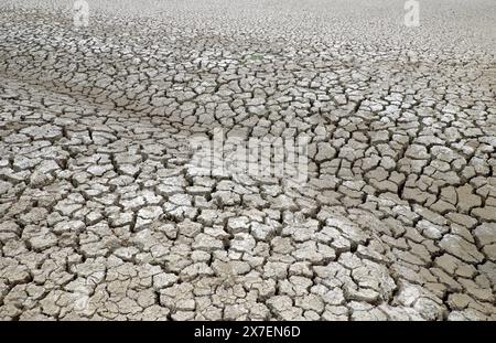 La superficie del suolo essiccato, i tubi di fognatura senza acqua dopo una lunga stagione calda al delta del Mekong, al Vietnam, ai cambiamenti climatici e a el nino rendono difficile il clima globale Foto Stock