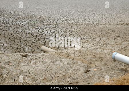 La superficie del suolo essiccato, i tubi di fognatura senza acqua dopo una lunga stagione calda al delta del Mekong, al Vietnam, ai cambiamenti climatici e a el nino rendono difficile il clima globale Foto Stock