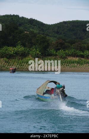 MINDAT, MYANMAR - DICEMBRE 6,2018: Persone non identificate che siedono su una barca a coda lunga che trasporta nel fiume Lemro presso la tribù della Luna, Mindat City, Foto Stock