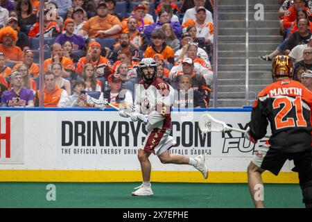 18 maggio 2024: L'attaccante Tye Kurtz (2) degli Albany Firewolves corre nel secondo quarto contro i Buffalo Bandits. I Buffalo Bandits ospitarono gli Albany Firewolves in gara 2 delle finali della National Lacrosse League al KeyBank Center di Buffalo, New York. (Jonathan tenca/CSM) Foto Stock