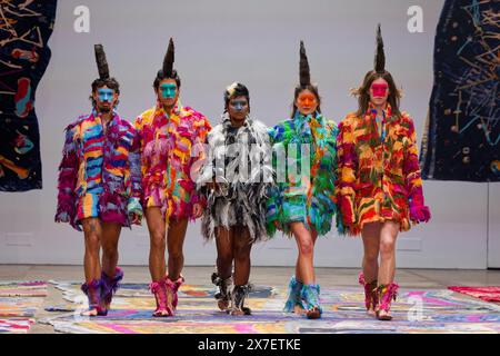 Le modelle percorrono la passerella durante la fiera IORDANES SPYRIDON GOGOS durante la settimana della moda australiana presentata da Pandora 2024 al Carriageworks il 16 maggio 20 Foto Stock