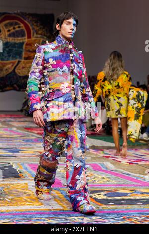 Una modella cammina sulla pista durante la fiera IORDANES SPYRIDON GOGOS durante la settimana australiana della moda presentata da Pandora 2024 al Carriageworks il 16 maggio, Foto Stock