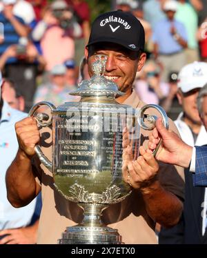 Louisville, Stati Uniti. 18 maggio 2024. Xander Schauffele festeggia con il trofeo sul diciottesimo green dopo aver vinto il campionato PGA 2024 al Valhalla Golf Course domenica 19 maggio 2024 a Louisville, Kentucky. Foto di Ben Morris/UPI credito: UPI/Alamy Live News Foto Stock