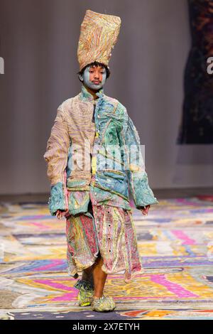 Una modella cammina sulla pista durante la fiera IORDANES SPYRIDON GOGOS durante la settimana australiana della moda presentata da Pandora 2024 al Carriageworks il 16 maggio, Foto Stock