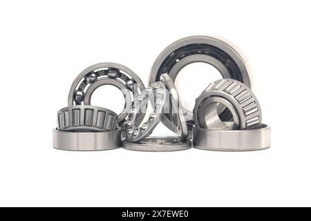 Gamma di cuscinetti di varie dimensioni e tipi, compresi cuscinetti a rulli e cuscinetti a sfere isolati su sfondo bianco Foto Stock